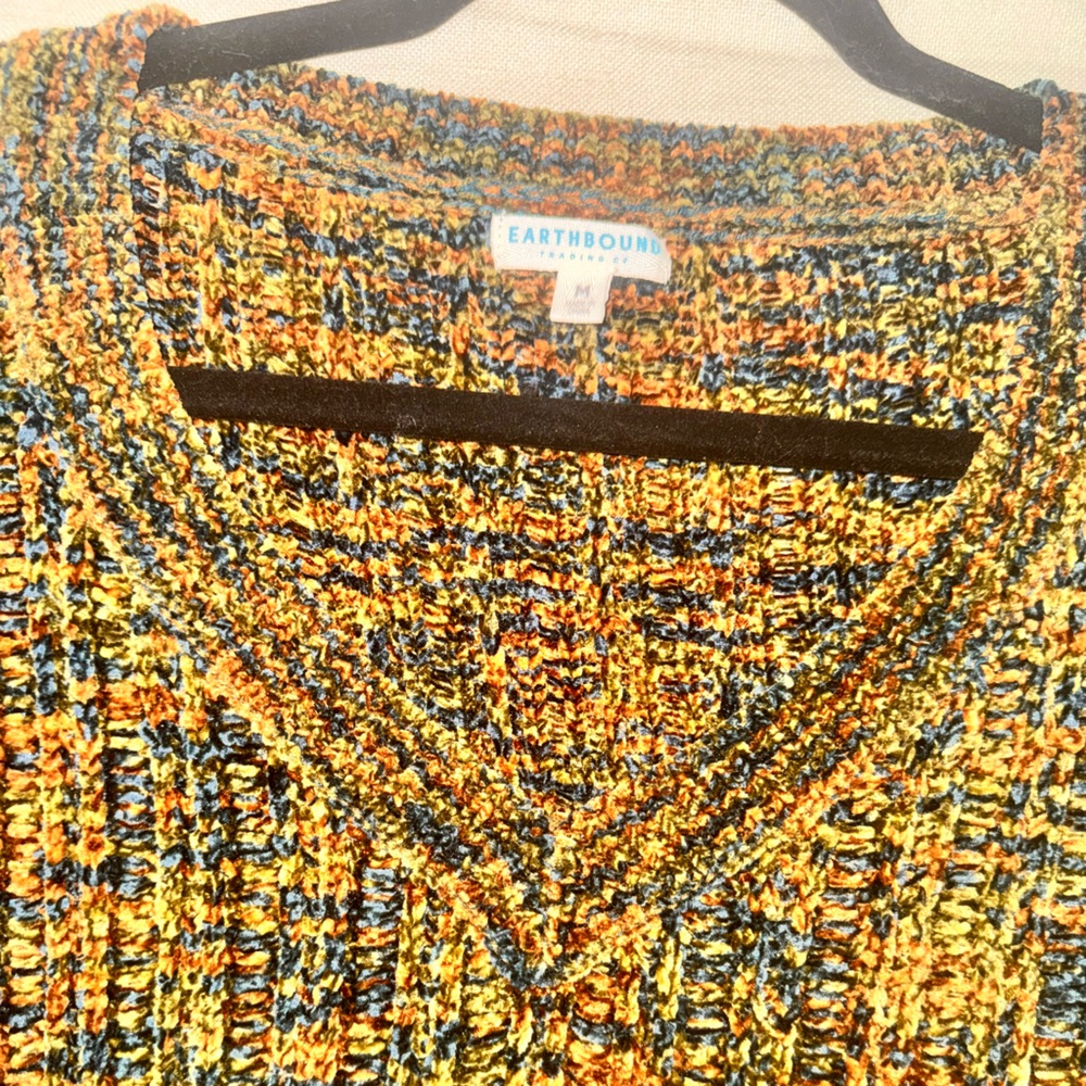 Set of (2) EARTHBOUND Crotchet Crop V-neck sweaters, size M - Picture 2 of 3